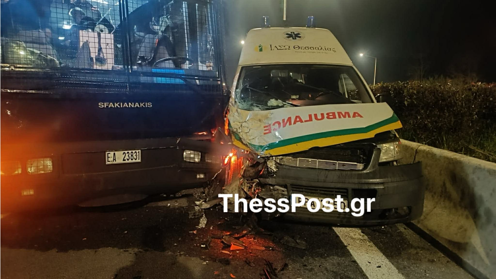 Λάρισα: Ασθενοφόρο έπεσε πάνω σε κλούβα της ΕΛ.ΑΣ στον Πλατύκαμπο – Τραυματίστηκε ο συνοδηγός – ΒΙΝΤΕΟ