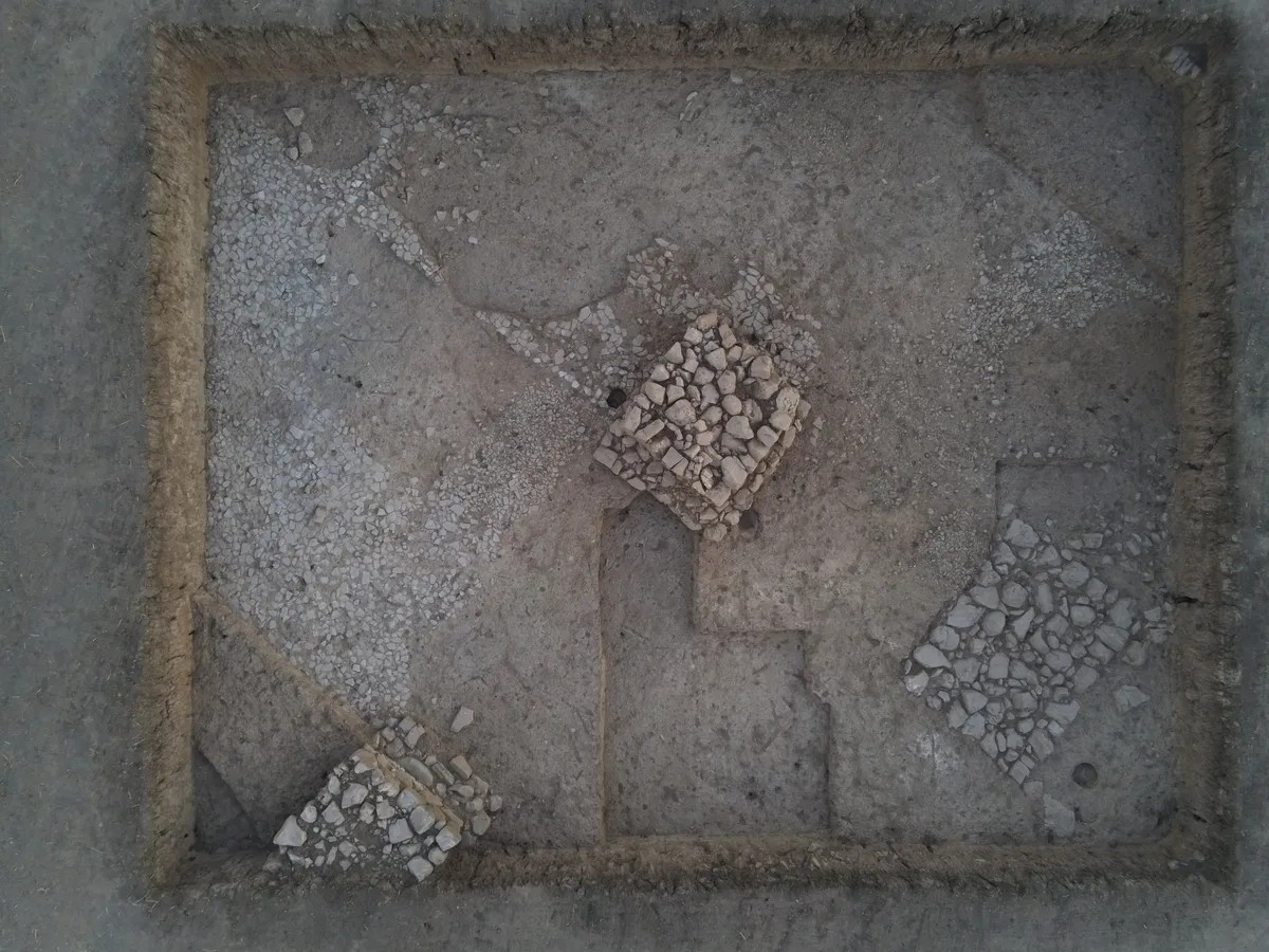 Θαμμένοι κίονες υποδηλώνουν ότι στην τοποθεσία υπήρχε χριστιανική εκκλησία και μοναστήρι πριν από περίπου 1.500 χρόνια. Φωτογραφία: Ινστιτούτο Αρχαιολογικών Επιστημών, Πανεπιστήμιο Goethe της Φρανκφούρτης 