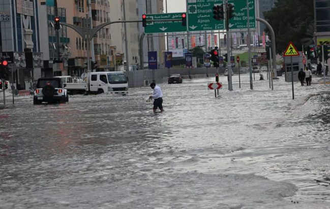Σφοδρές βροχές και καταιγίδες πλήττουν τα ΗΑΕ: Ακυρώσεις πτήσεων, προβλήματα στην οδική κυκλοφορία