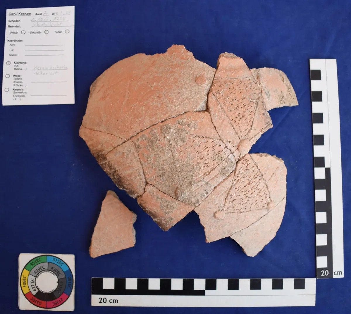 Αρχαιολόγοι στο Ιράκ έφεραν στο φως θραύσματα κεραμικής από μια μεγάλη στάμνα διακοσμημένη με έναν χριστιανικό σταυρό. Φωτογραφία: Ινστιτούτο Αρχαιολογικών Επιστημών, Πανεπιστήμιο Goethe της Φρανκφούρτης 