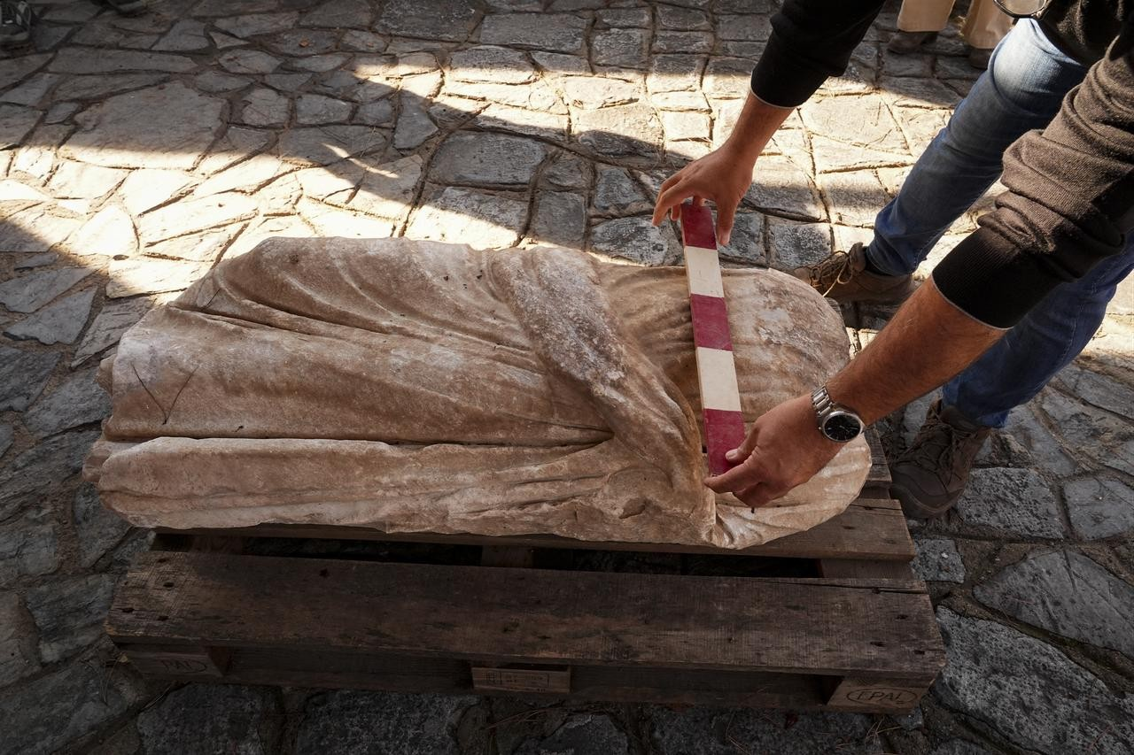 Οι ανασκαφικές εργασίες συνεχίζονται στην αρχαία πόλη της Εφέσου, η οποία περιλαμβάνεται στον Κατάλογο Παγκόσμιας Κληρονομιάς της UNESCO, καθώς ένα ανδρικό άγαλμα ανακαλύφθηκε στη Σμύρνη της Τουρκίας, στις 14 Δεκεμβρίου 2025. Φωτογραφία: ΑΑ