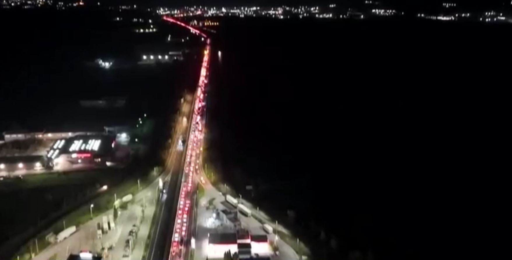 Μετ’ εμποδίων η έξοδος για τα Χριστούγεννα: Πού ανοίγουν επιπλέον λωρίδες κυκλοφορίας στην Αθηνών-Λαμίας – Ουρές χιλιομέτρων σχηματίζουν τα αυτοκίνητα