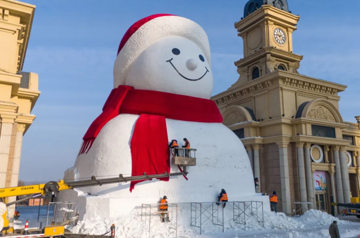 Κίνα: Έφτιαξαν χιονάνθρωπο ύψους 19 μέτρων – Βίντεο timelapse