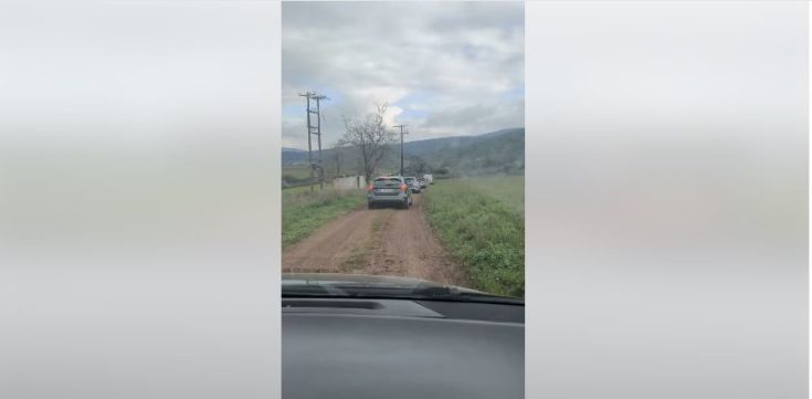 Ταξιδιώτες ψάχνουν διέξοδο ακόμη και σε χωματόδρομους