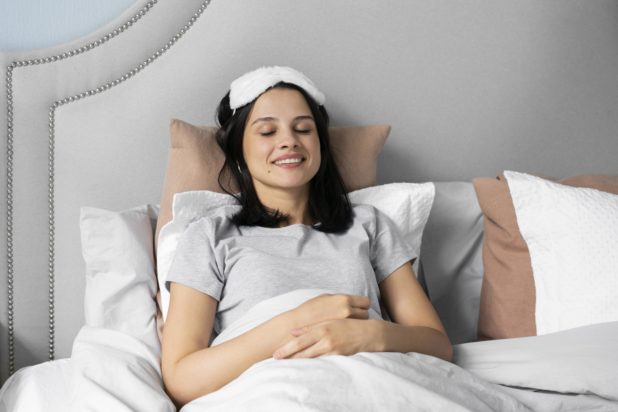 Ύπνος: Ειδικός μοιράζεται 6 απλές συνήθειες που θα σας βοηθήσουν να κοιμάστε πιο γρήγορα κάθε βράδυ