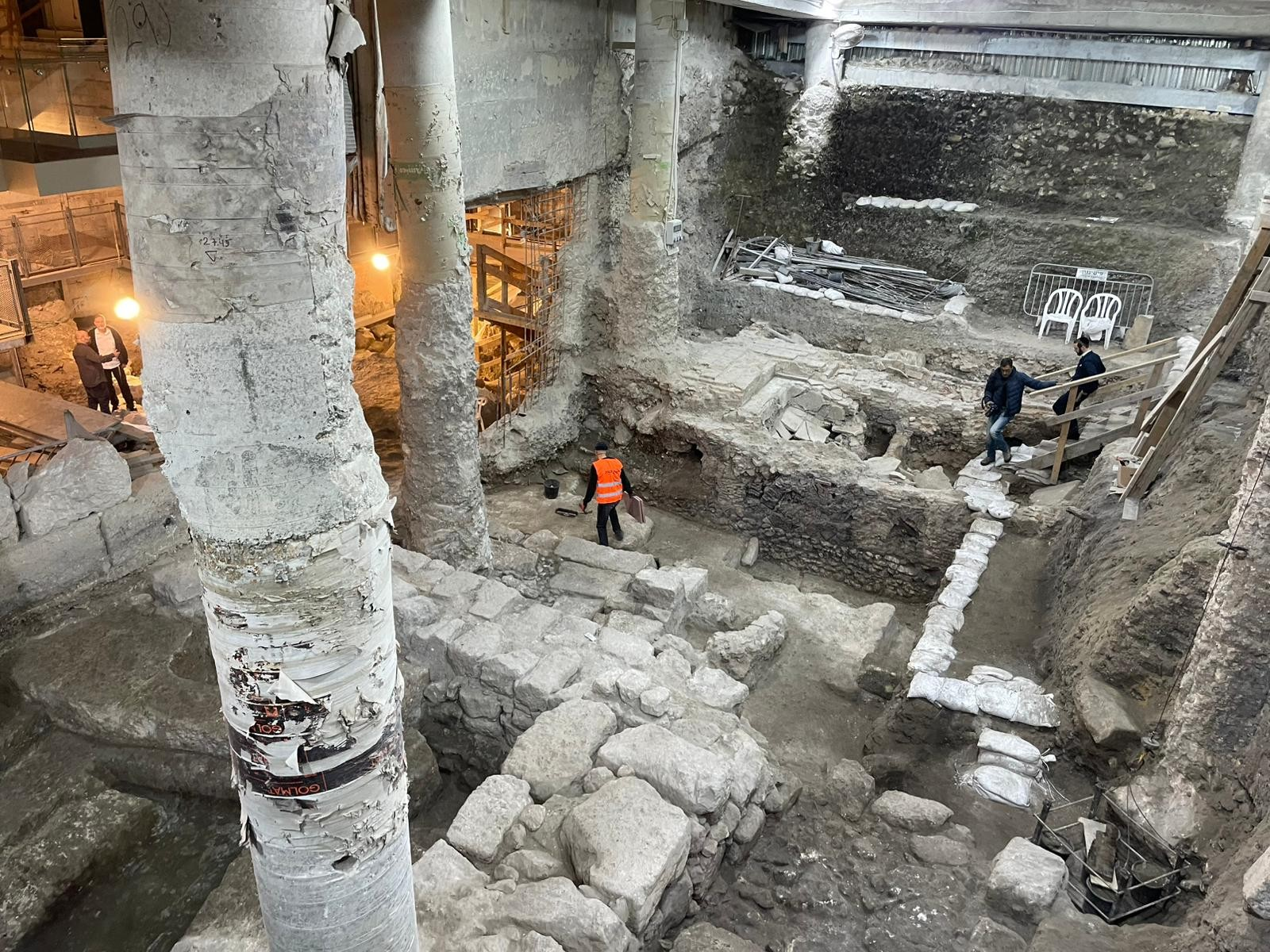 Ο χώρος της ανασκαφής κάτω από την Πλατεία του Δυτικού Τείχους, όπου βρέθηκαν ένα εβραϊκό τελετουργικό λουτρό και θραύσματα κεραμικής. Φωτογραφία: Emil Aladjem/Αρχή Αρχαιοτήτων του Ισραήλ.