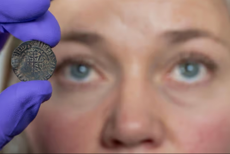 Το μεσαιωνικό αργυρό νόμισμα του Δαβίδ Α΄ ανακαλύφθηκε σε μια δασώδη περιοχή κοντά στο Πένικιουικ του Μιντλόθιαν και έχει πλέον παραχωρηθεί στα Εθνικά Μουσεία της Σκωτίας (NMS) από την Επιτροπή Κατανομής Αρχαιολογικών Ευρημάτων της Σκωτίας. | Φωτογραφία: Neil Hanna/PA Wire 