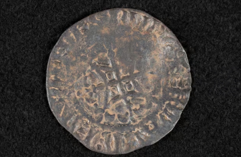 Το μεσαιωνικό αργυρό νόμισμα του Δαβίδ Α΄ ανακαλύφθηκε σε μια δασώδη περιοχή κοντά στο Πένικιουικ. | Φωτογραφία: Neil Hanna/PA Wire 