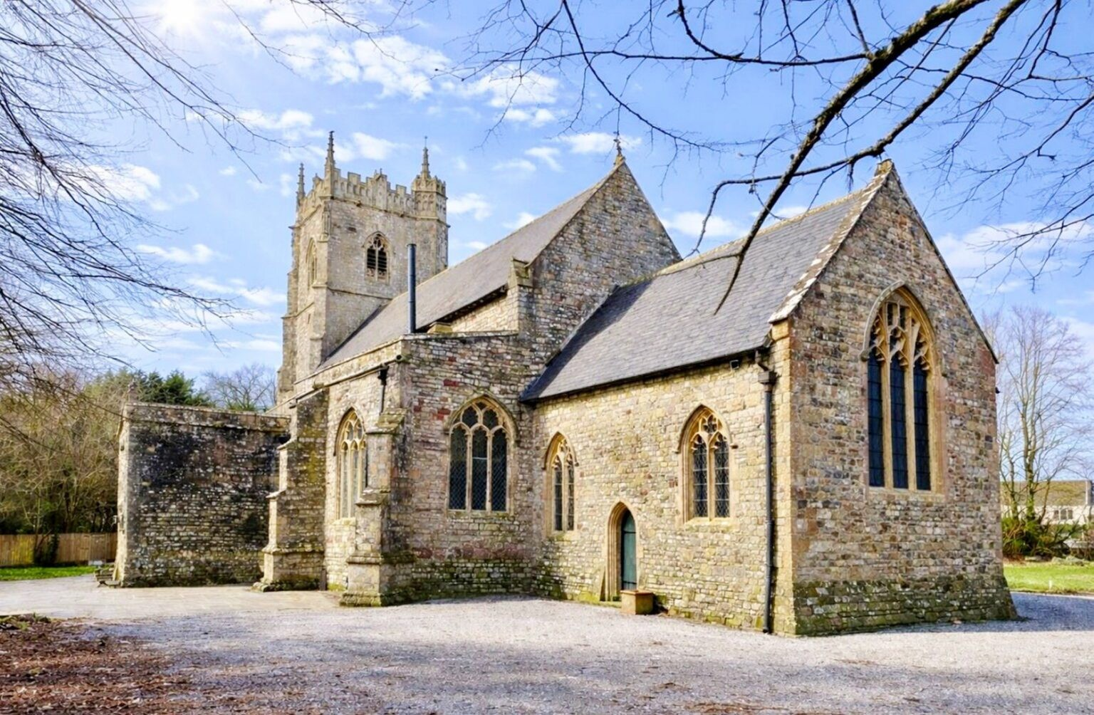 Η ανακαινισμένη εκκλησία του Αγίου Πέτρου (St Peter's Church) στο Peterstone Wentlooge της Ουαλίας, η οποία ιδρύθηκε το 1142. (Φωτογραφία μέσω Lucy Thomas / SWNS) 