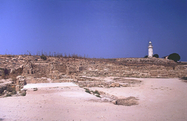 Τα ερείπια της Νέας Πάφου κοντά στον σύγχρονο φάρο. Φωτογραφία: Rüdiger Stehn / Wikimedia Commons