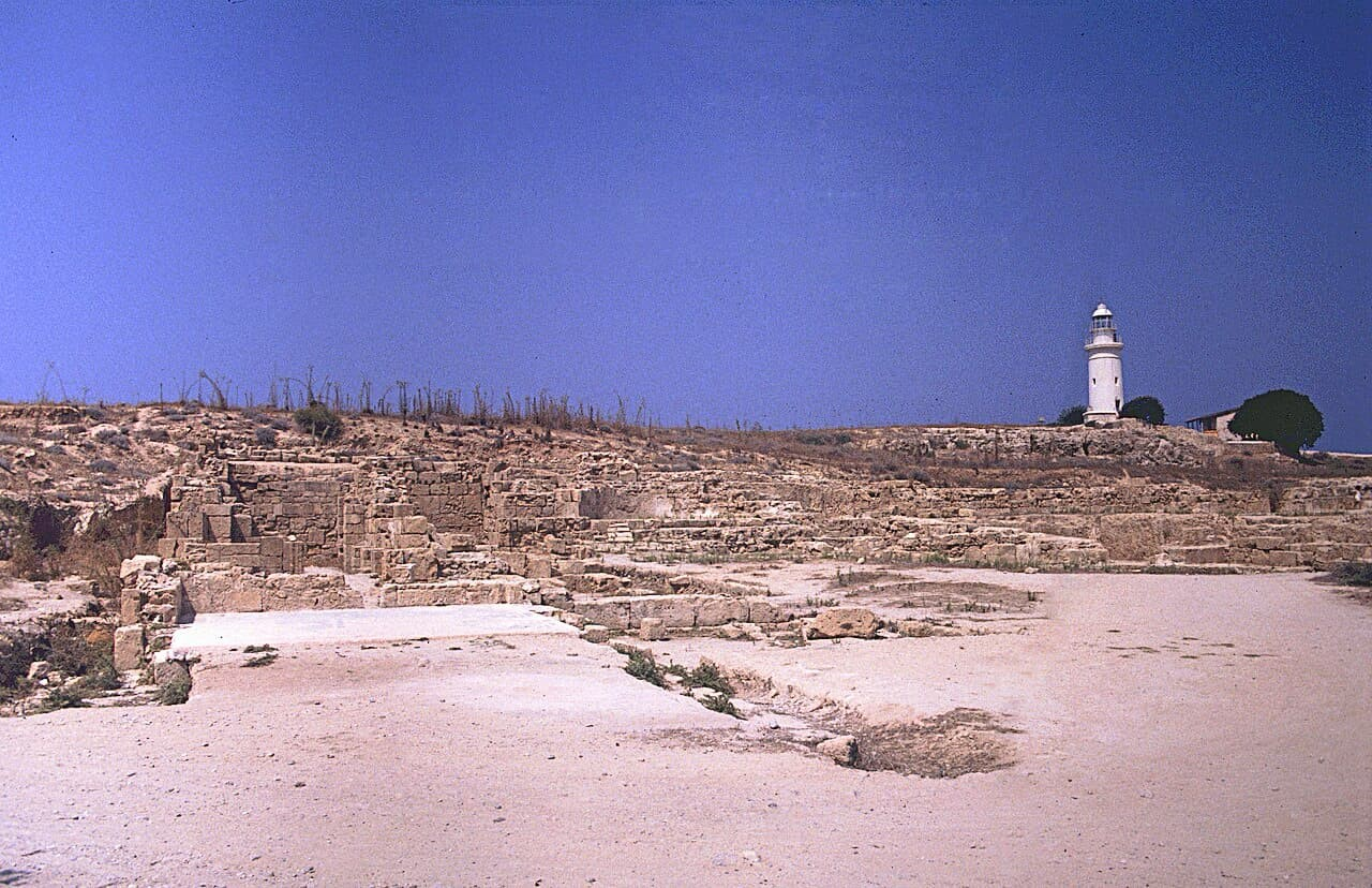 Τα ερείπια της Νέας Πάφου κοντά στον σύγχρονο φάρο. Φωτογραφία: Rüdiger Stehn / Wikimedia Commons