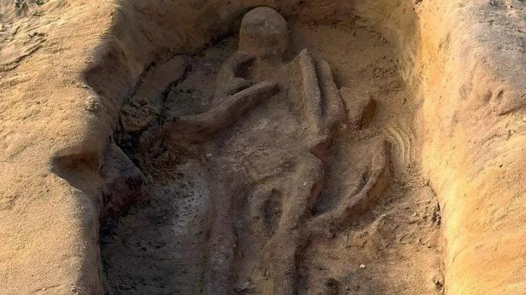 Ένας ενήλικας και ένα παιδί βρέθηκαν στον ίδιο τάφο, αλλά φάνηκε ότι το παιδί είχε ταφεί πρώτο και ο ενήλικας προστέθηκε κάποιο διάστημα αργότερα, σύμφωνα με τους αρχαιολόγους. Φωτογραφία: BBC 