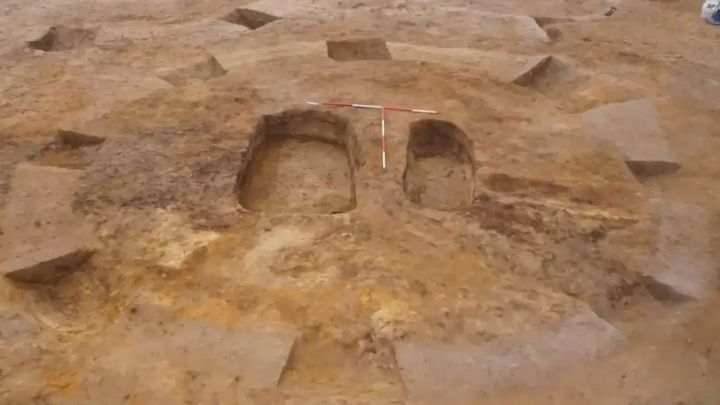 Ο ανασκαμμένος τύμβος που δείχνει τους δύο τάφους, έναν για τους δύο ανθρώπους υψηλής κοινωνικής θέσης και έναν άλλο για το άλογό τους. Φωτογραφία: BBC 