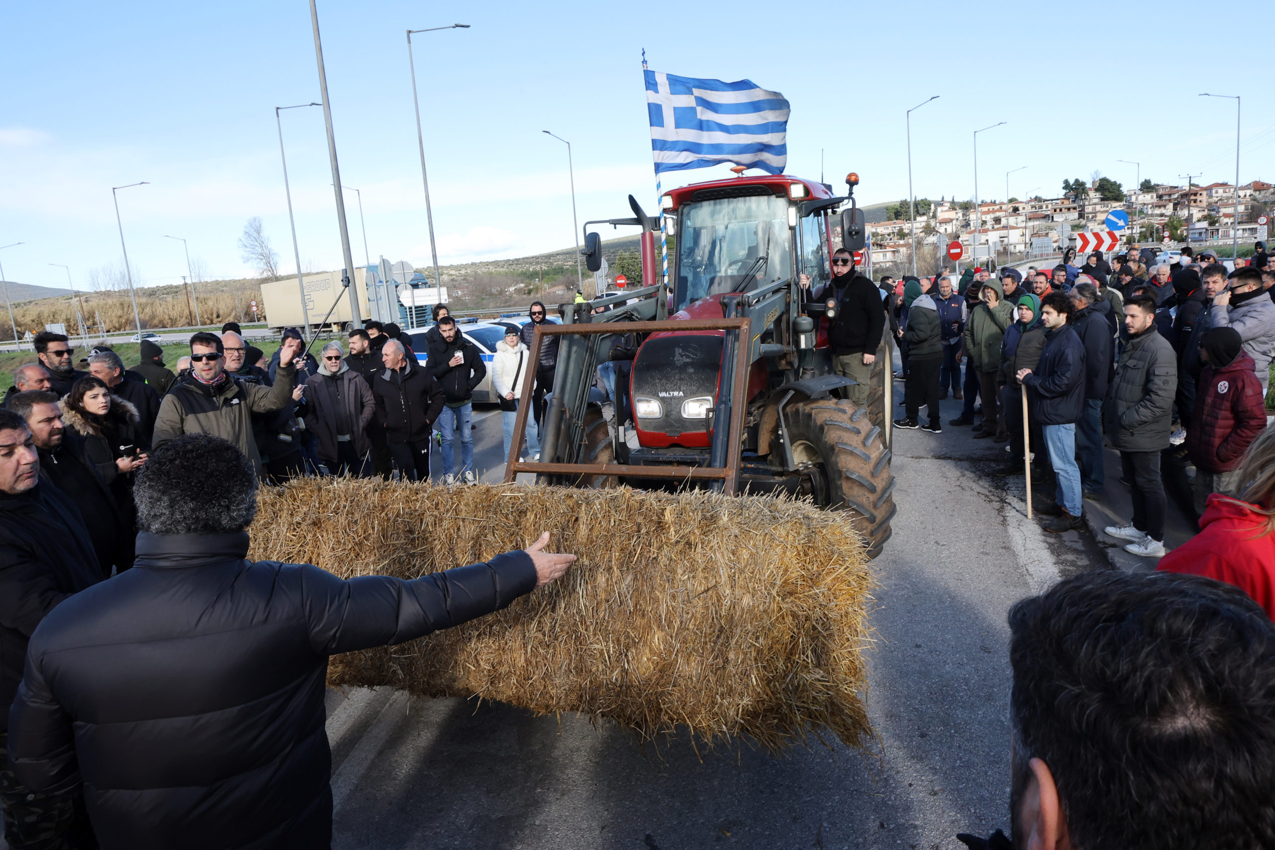 Αγρότες: Έκλεισε η Εθνική Οδός Αθηνών-Λαμίας στο Κάστρο Βοιωτίας – Μπλόκα σε τελωνεία και σε παράδρομους