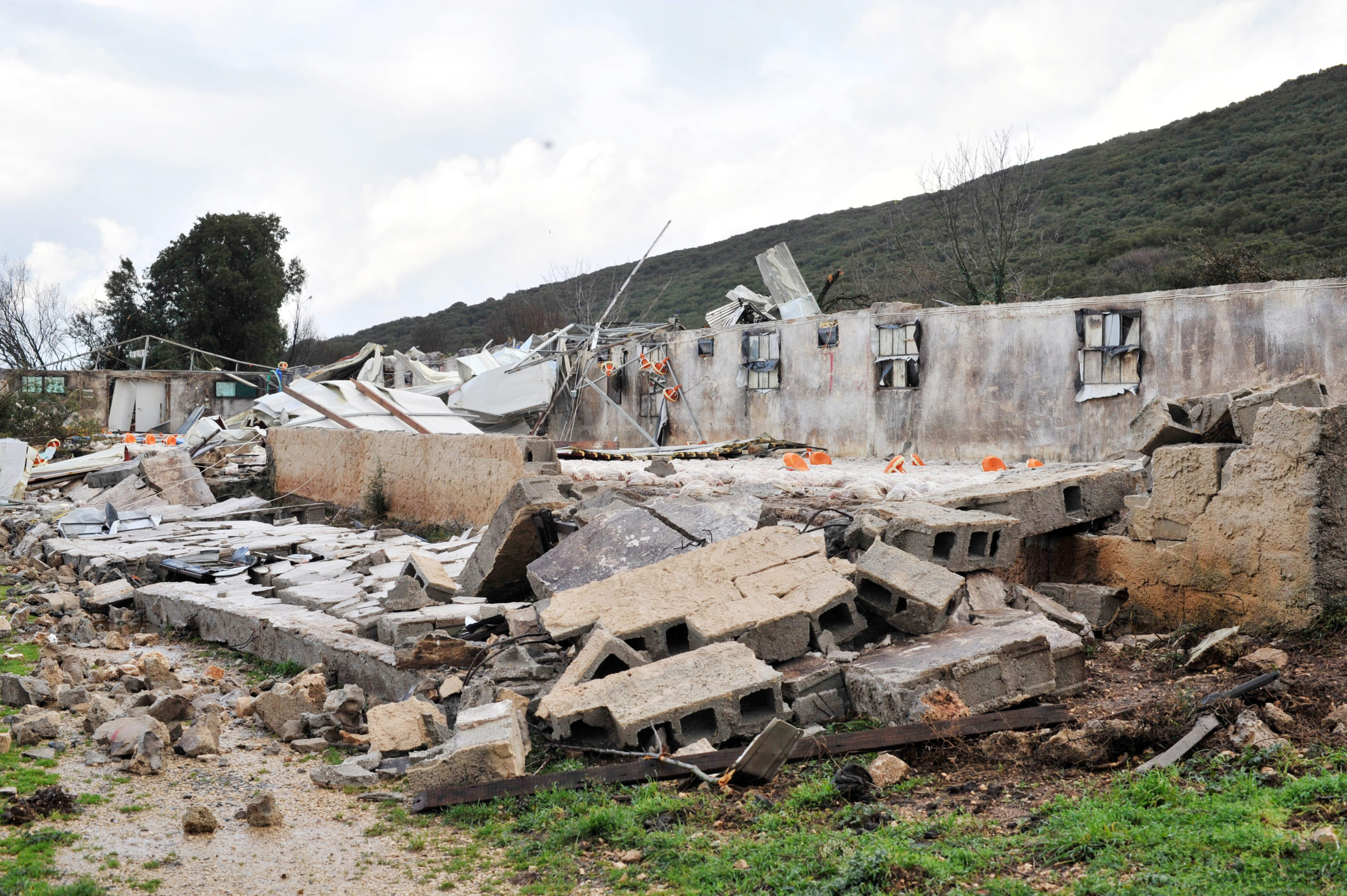 Ήπειρος, κακοκαιρία, ανεμοστρόβιλος, Καλπάκι, πτηνοτροφική μονάδα, κοτόπουλα