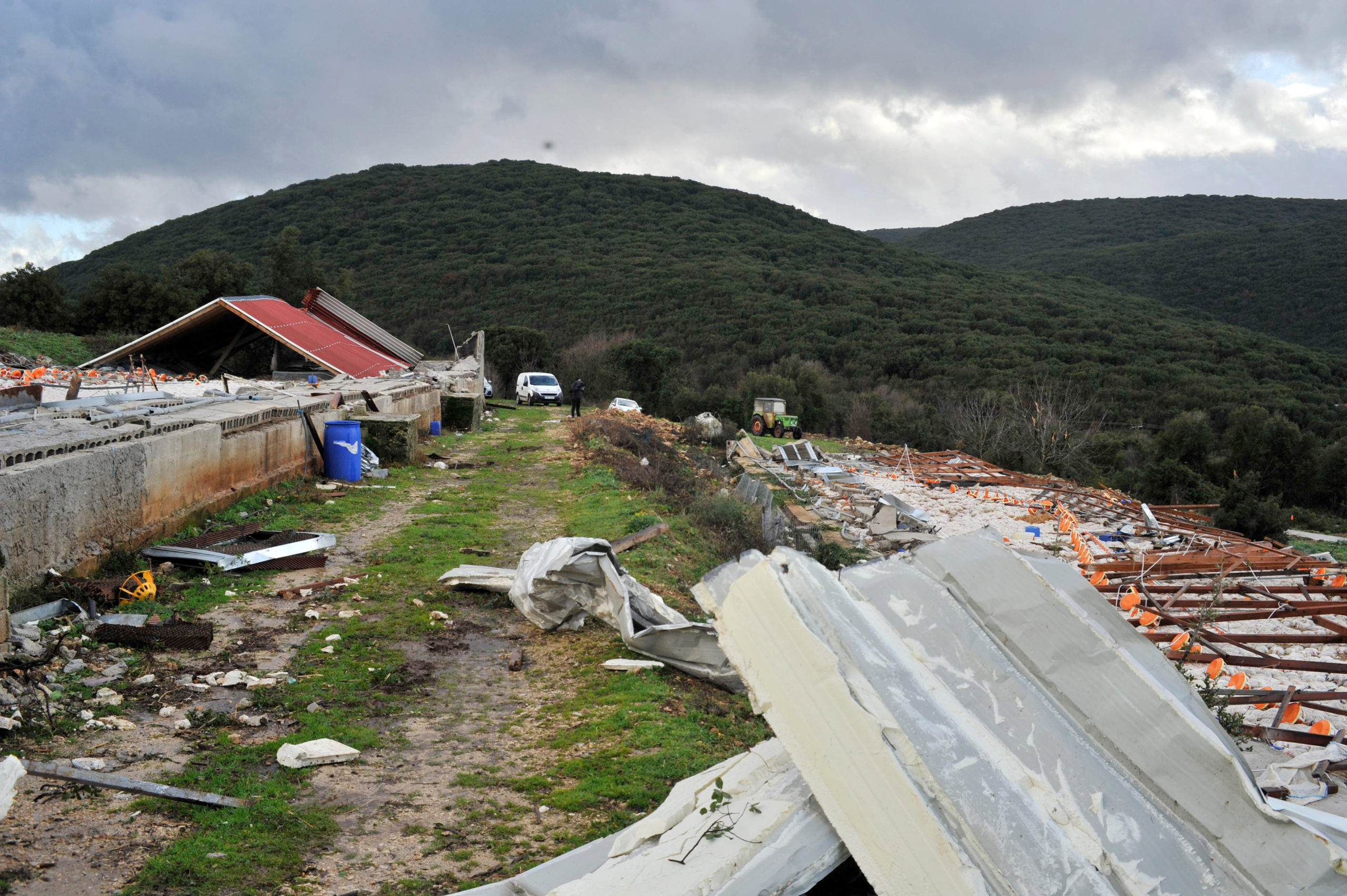 Ήπειρος, κακοκαιρία, ανεμοστρόβιλος, Καλπάκι, πτηνοτροφική μονάδα, κοτόπουλα