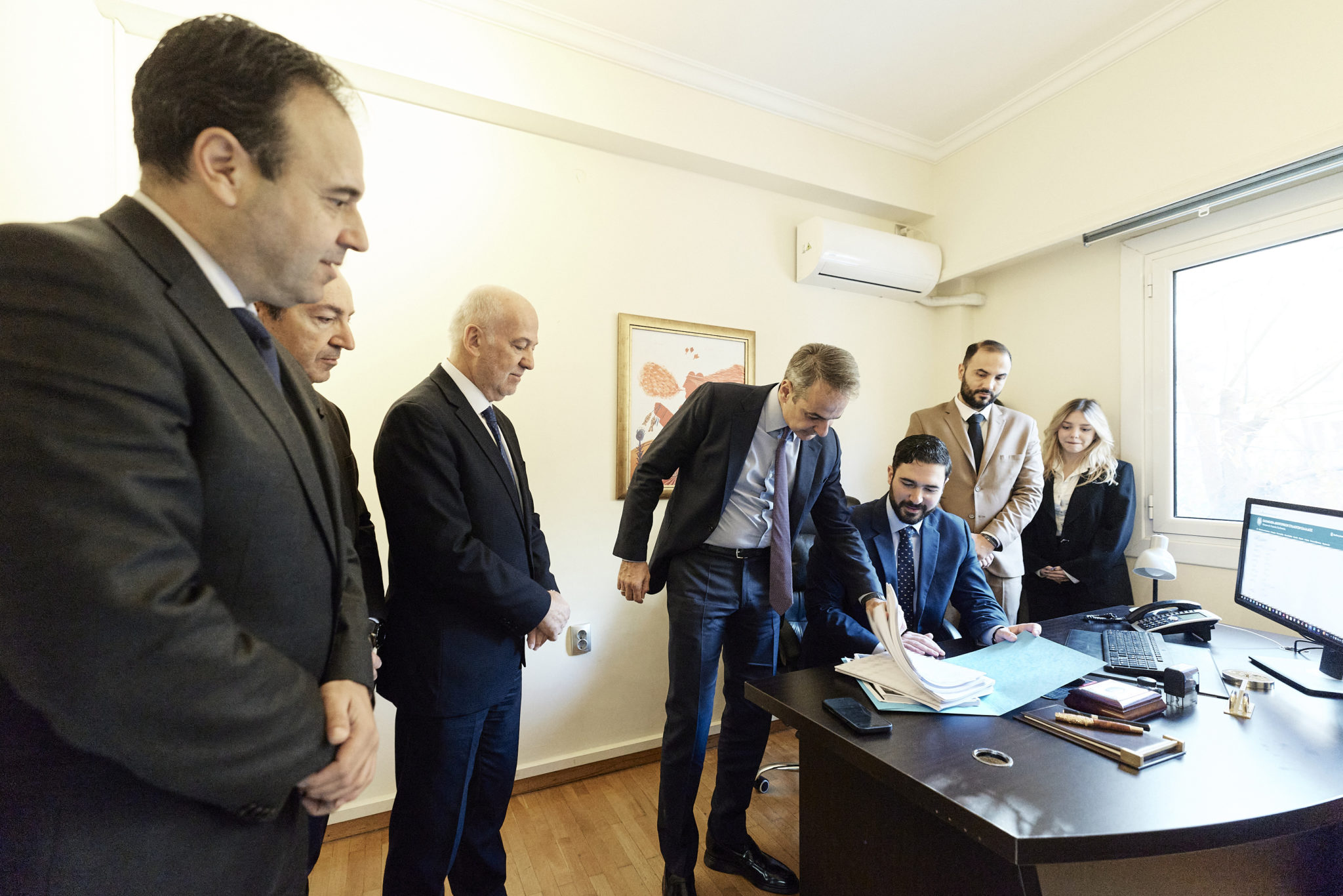 ο πρωθυπουργός Κυριάκος Μητσοτάκης, κατά την παρουσίαση του νέου ψηφιακού δικαστικού φακέλου σε δικηγορικό γραφείο της Αθήνας.