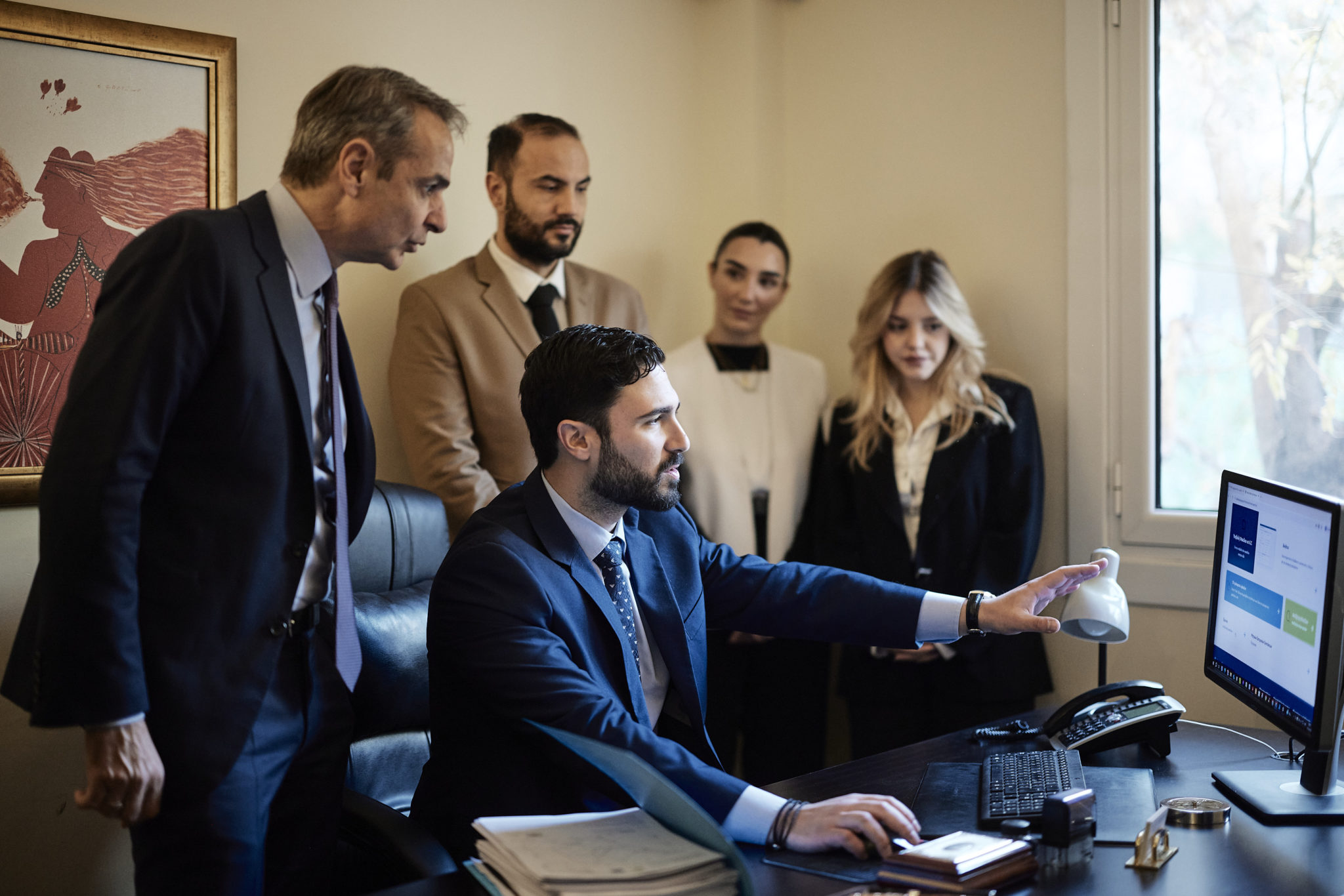 ο πρωθυπουργός Κυριάκος Μητσοτάκης, κατά την παρουσίαση του νέου ψηφιακού δικαστικού φακέλου σε δικηγορικό γραφείο της Αθήνας.