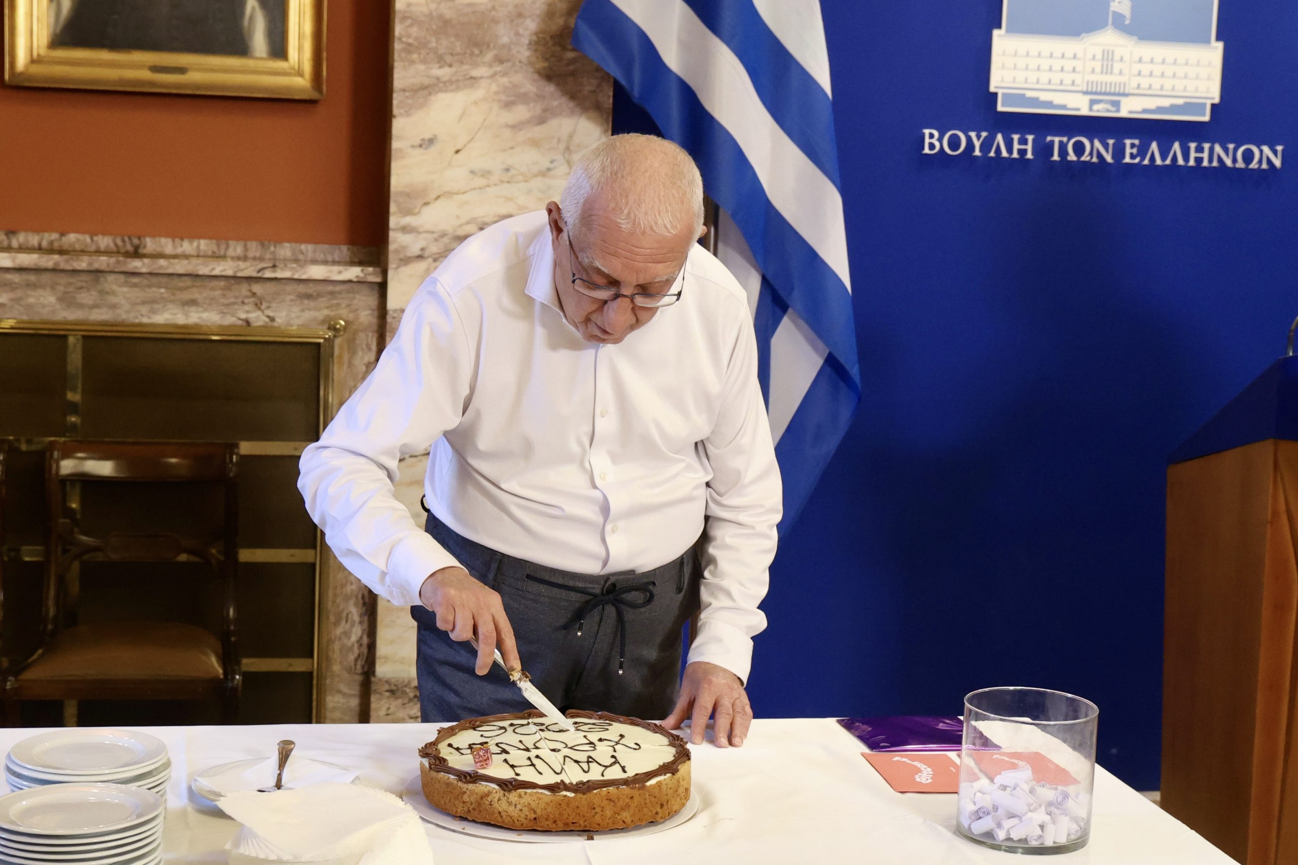 κοπή της πίτας των κοινοβουλευτικών συντακτών