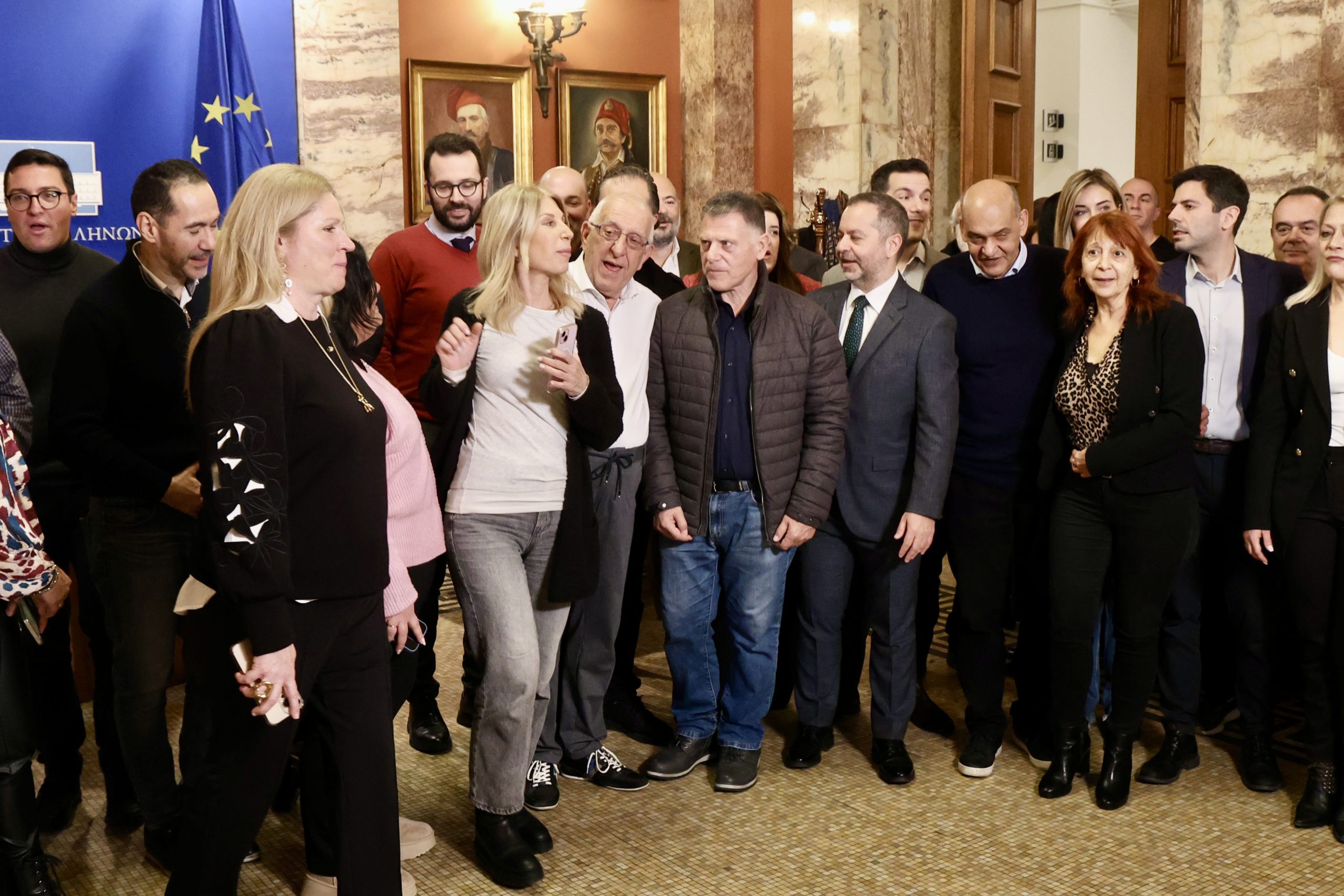 κοπή της πίτας των κοινοβουλευτικών συντακτών