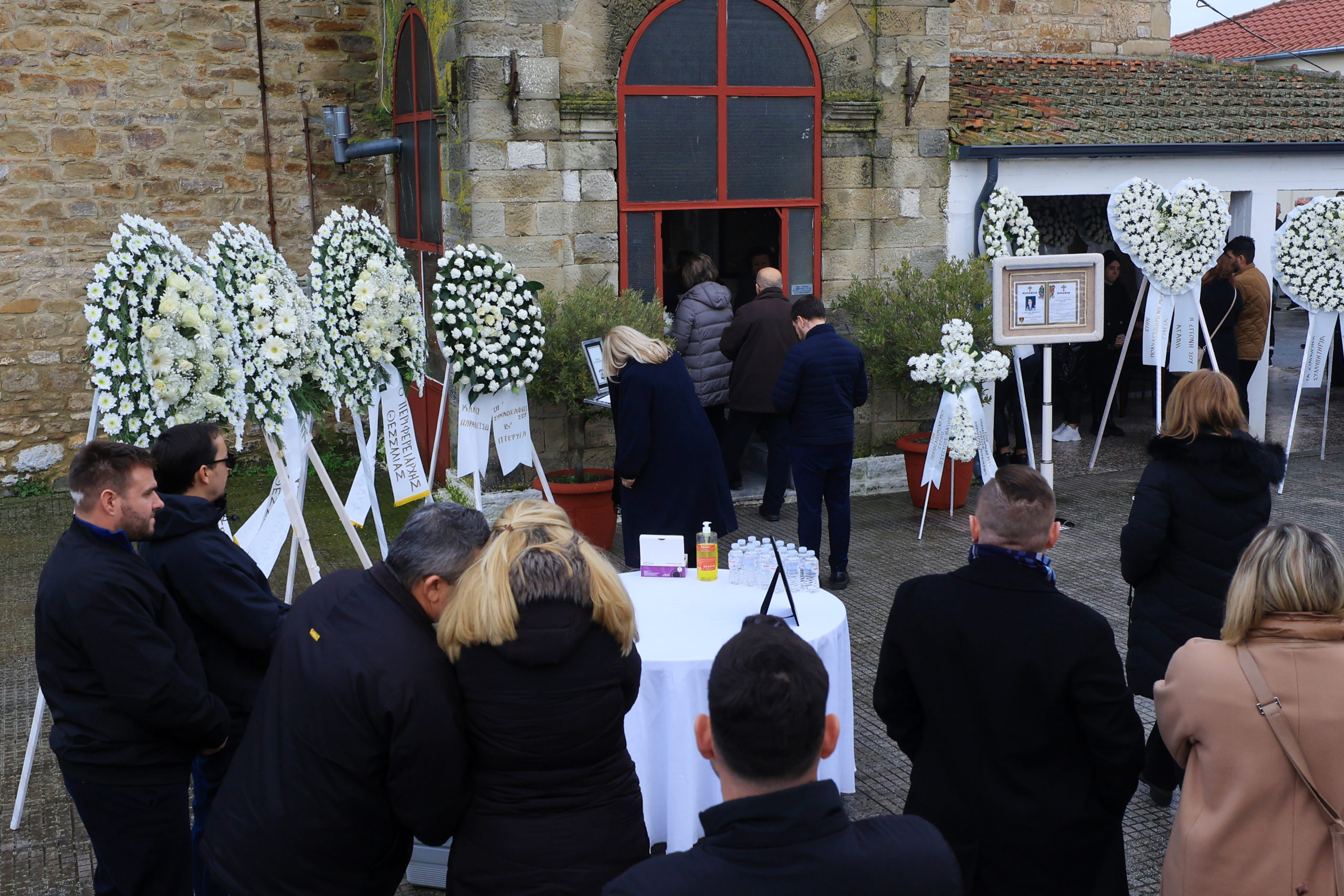 κηδεία, Αγάπη, Τρίκαλα, Βιολάντα, έκρηξη