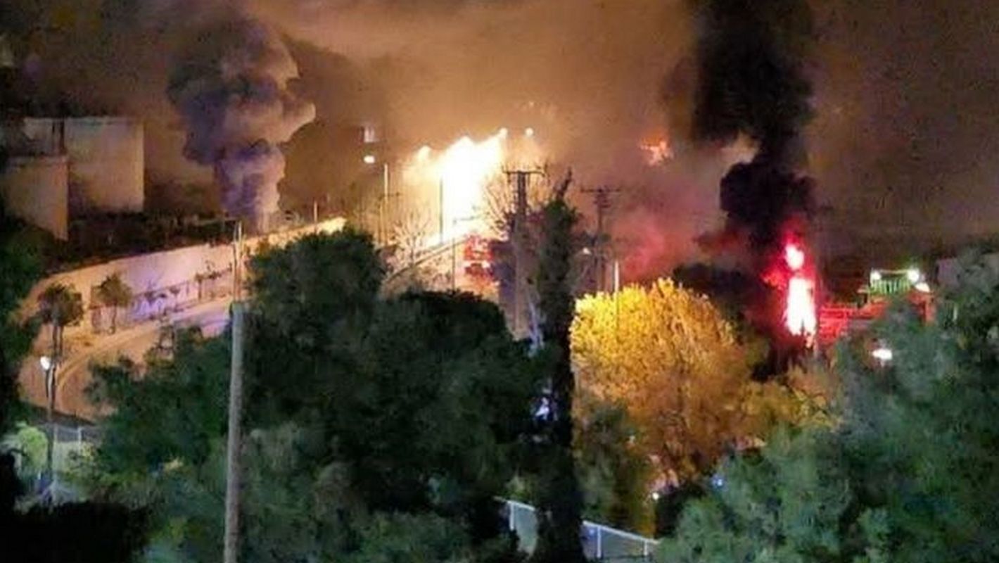 Πέραμα: Νέα βίντεο από τη φωτιά στα Καζάνια – “καλύτερη κατάσταση” αναφέρει η Πυροσβεστική – προκλήθηκε από διαρροή καυσίμων