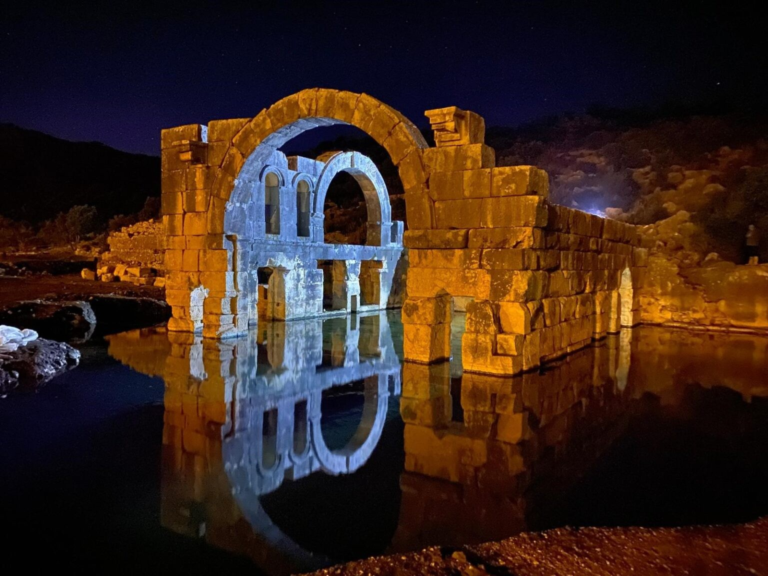 Ένας προστατευτικός τοίχος-φράγμα ύψους 2,5 μέτρων περιβάλλει τη δομή, διασφαλίζοντας τους αρχαίους πλίθινους τοίχους και εμποδίζοντας τα επιφανειακά ύδατα να πλημμυρίσουν τον χώρο. Πηγή: İHA 