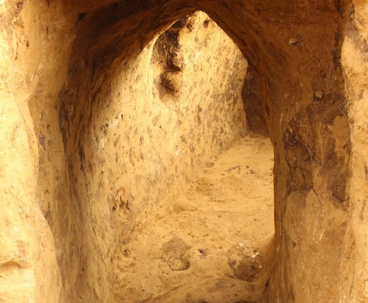 Πλήρως αποκαλυμμένο πέρασμα στο υπόγειο σπήλαιο με μυτερό αέτωμα και μια μικρή κόγχη στον τοίχο. Το πέρασμα έχει ύψος ένα μέτρο και πλάτος 50 έως 70 εκατοστά. Πηγή: Landesamt für Denkmalpflege und Archäologie Sachsen-Anhalt, Ulf Petzschmann