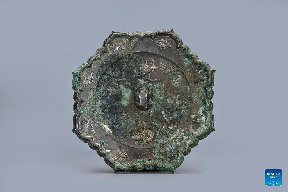 Οι αρχαιολόγοι ανέσυραν 19 κτερίσματα από τον τάφο της δυναστείας Τανγκ, συμπεριλαμβανομένων κεραμικών, χάλκινων, καθώς και εξαιρετικά φιλοτεχνημένων χρυσών και ασημένιων αντικειμένων. Πηγή: Ακαδημία Αρχαιολογίας του Σαανξί/Xinhua