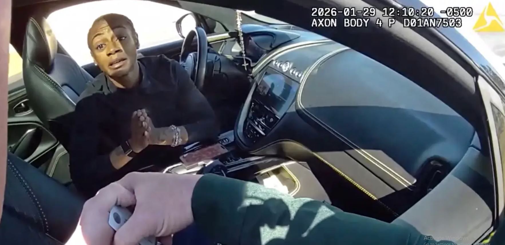 Βίντεο: Ολυμπιονίκης εκλιπαρεί αστυνομικό να την αφήσει ελεύθερη ύστερα από έλεγχο για υπερβολική ταχύτητα