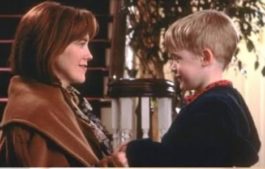 ΜΟΝΟΣ ΣΤΟ ΣΠΙΤΙ