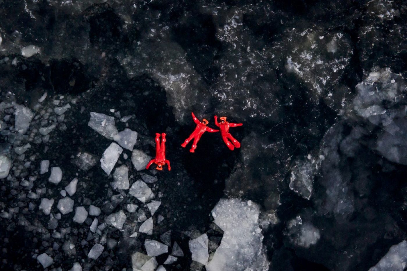 Τραγωδία στην Αρκτική: Τουρίστρια παρασύρθηκε από παγωμένα νερά σε δραστηριότητα «ice floating» – Γιατί τη θεωρούν νεκρή