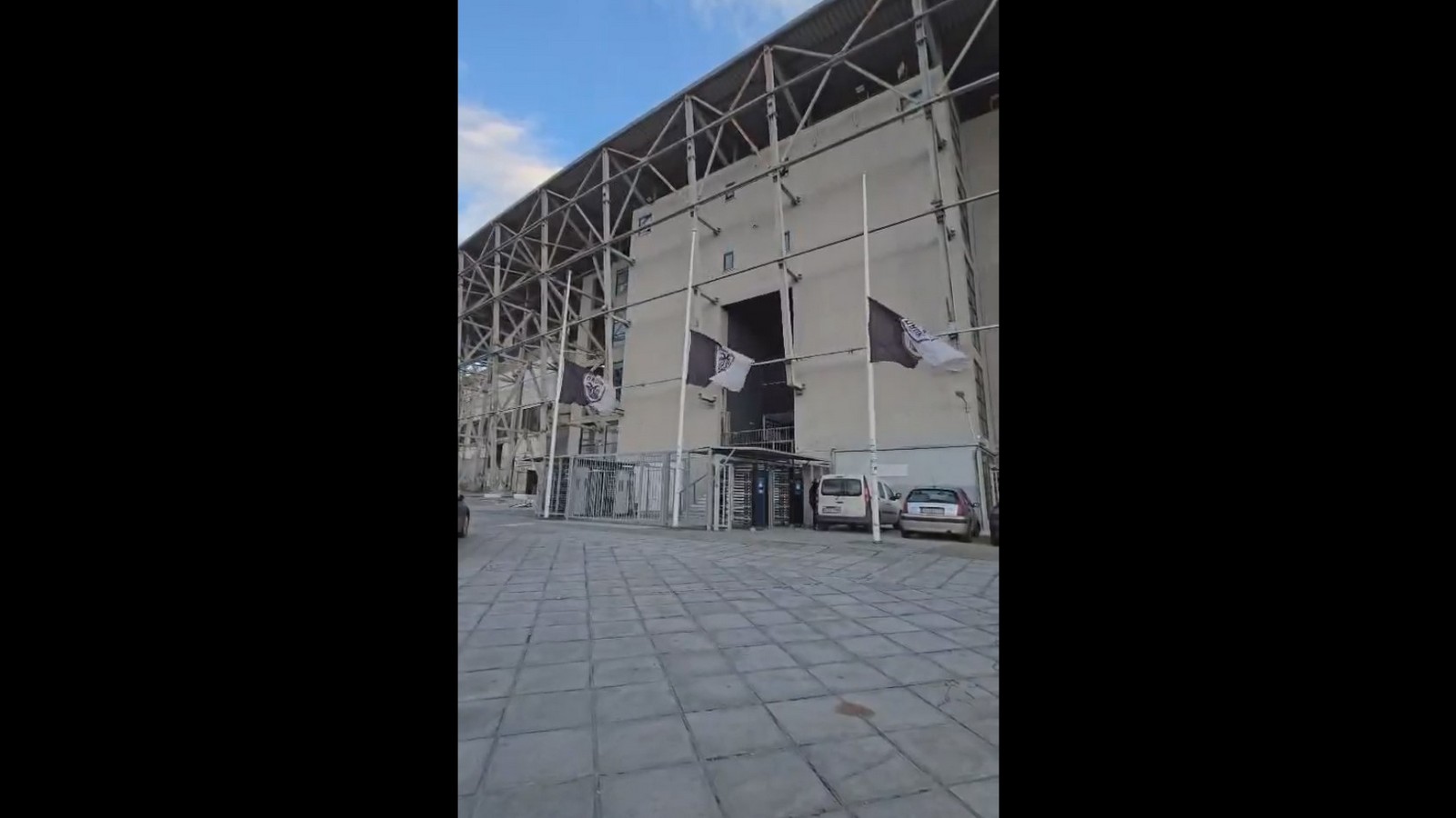 Τραγωδία στη Ρουμανία: Μεσίστιες οι σημαίες στην Τούμπα μετά το πολύνεκρο τροχαίο με τους οπαδούς του ΠΑΟΚ