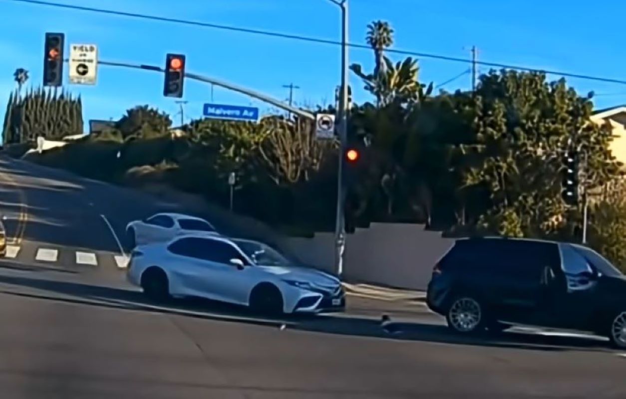 Βίντεο-σοκ: Παιδί 19 μηνών εκτοξεύεται από κινούμενο όχημα στη μέση του δρόμου – Συνελήφθη η μητέρα