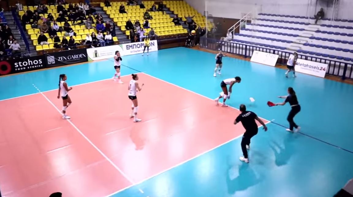 Volley League Γυναικών: Βίντεο από τη στιγμή που σοβάδες από το ταβάνι πέφτουν σε παίκτρια στον αγώνα του Άρη με τον ΑΟ Θήρας