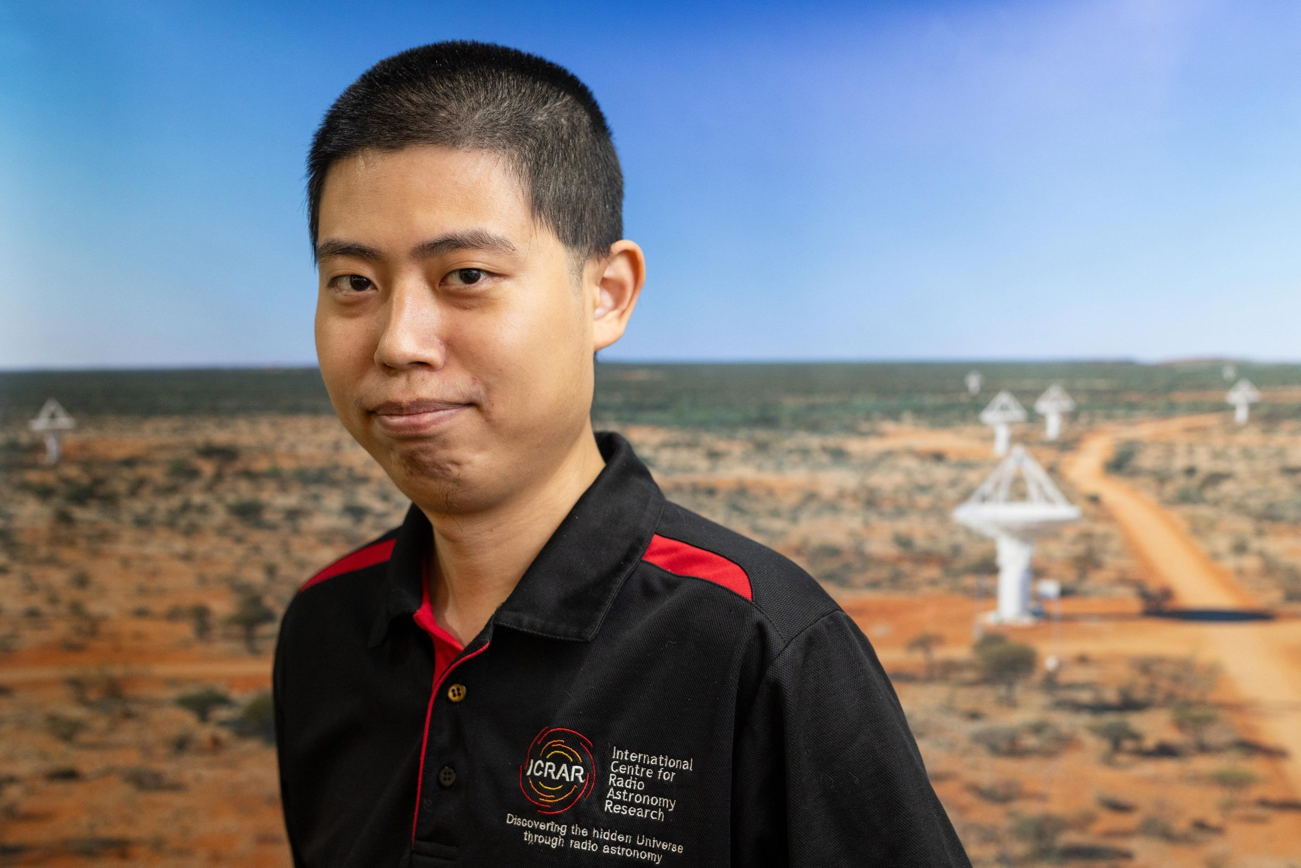 Ο Δρ. Ziteng (Andy) Wang του ICRAR/Curtin μπροστά από το ραδιοτηλεσκόπιο ASKAP του CSIRO. Πηγή: ICRAR