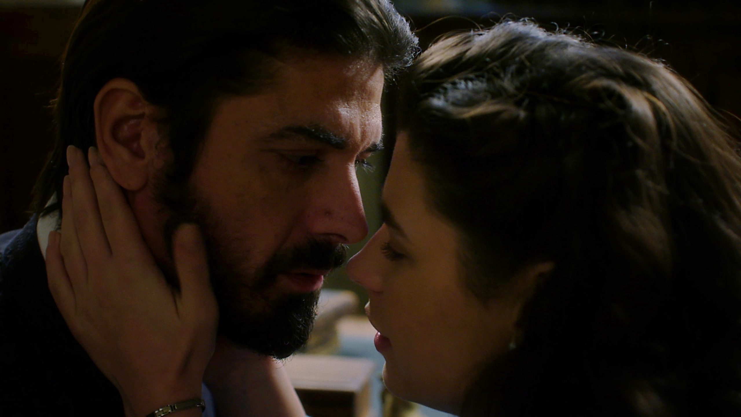 Άγιος έρωτας: Χλόη και πατήρ Νικόλαος παραδίνονται στο πάθος τους