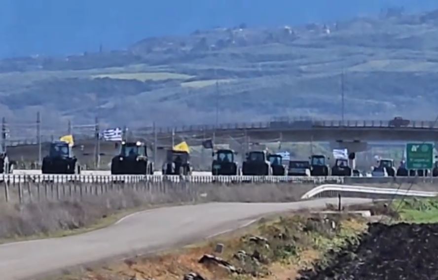 Λαμία: Οι αγρότες απέκλεισαν τον κόμβο του Μπράλου – Φτάνει και το κομβόι από την Καρδίτσα – ΒΙΝΤΕΟ