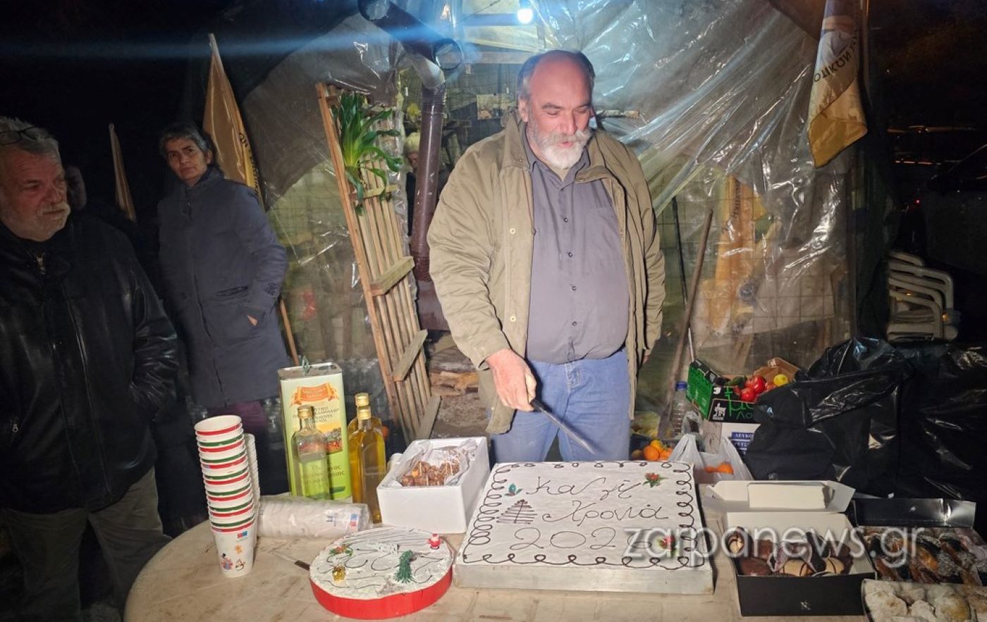 Χανιά: Οι αγρότες έκαναν Πρωτοχρονιά στα μπλόκα – Φωτογραφίες από την κοπή της Βασιλόπιτας στα Μεγάλα Χωράφια