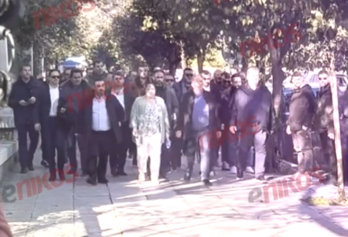 Βίντεο από την στιγμή που οι 25 αγρότες καταφθάνουν στο Μέγαρο Μαξίμου για τη συνάντηση με τον πρωθυπουργό 