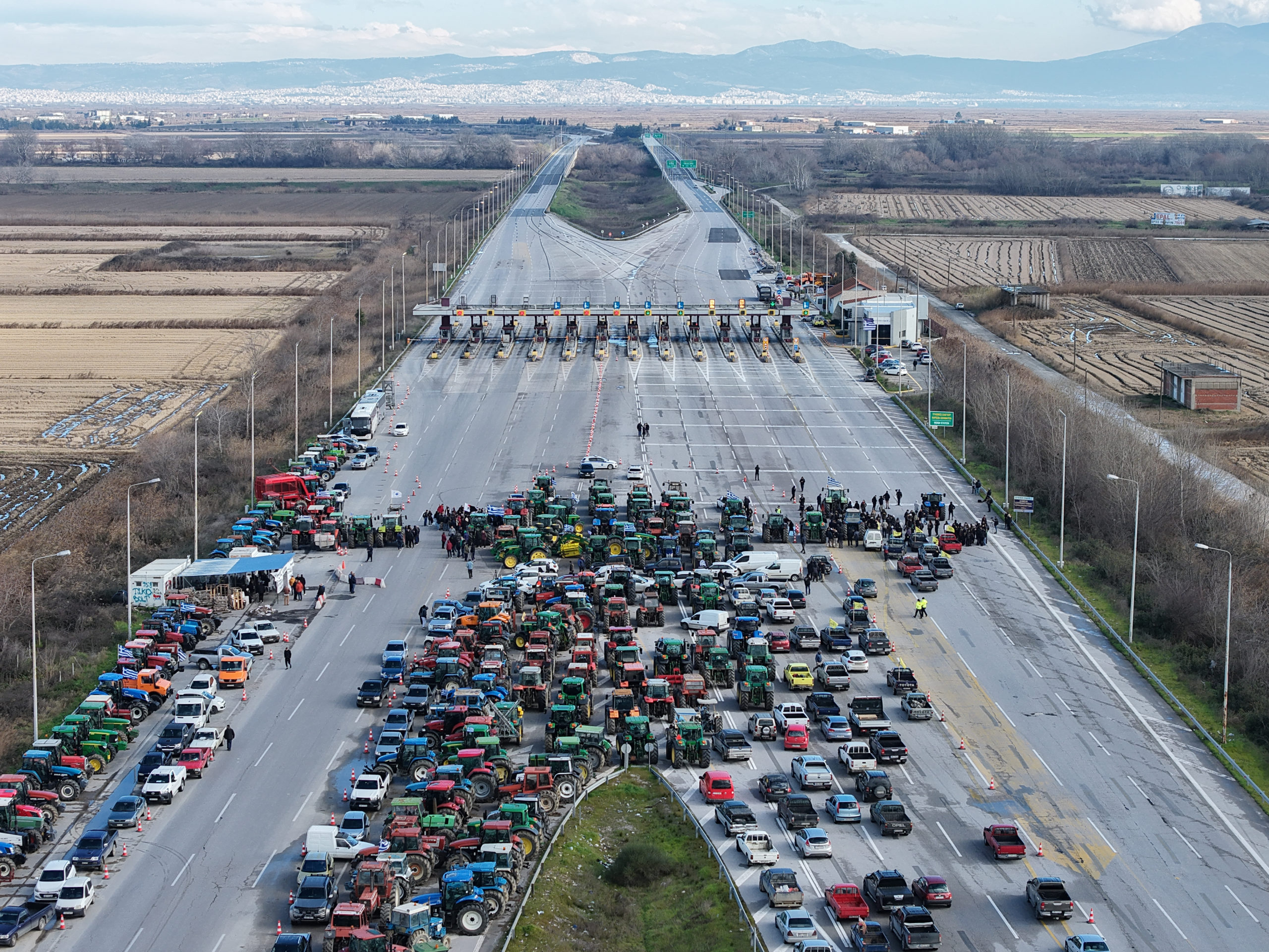 Αγρότες: Απέκλεισαν την εθνική οδό στα διόδια Μαλγάρων – Σε εφαρμογή η 48ωρη «πολιορκία» – ΦΩΤΟ και ΒΙΝΤΕΟ