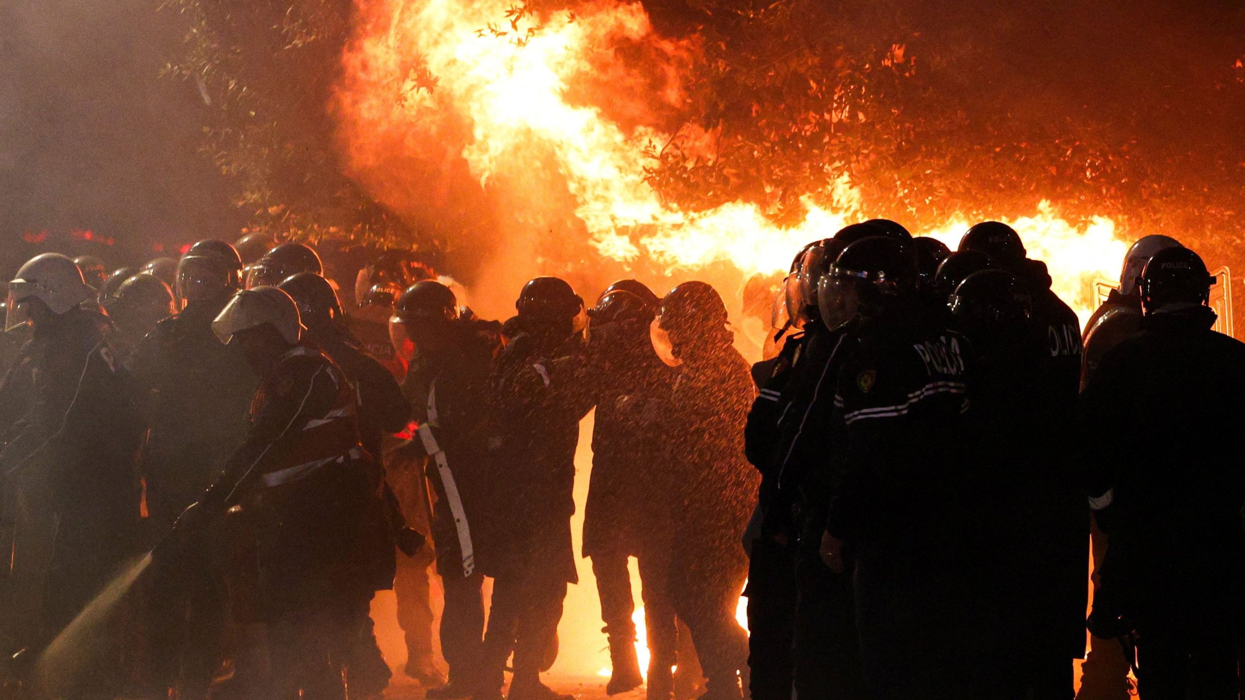 Αλβανία: Σοβαρά επεισόδια σε αντικυβερνητική διαδήλωση στα Τίρανα – Δείτε βίντεο
