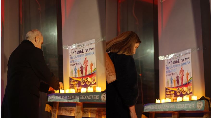 Θεσσαλονίκη: Συγκίνηση στο σημείο δολοφονίας του Άλκη όπου βρέθηκαν οι γονείς του – Κεριά, λουλούδια και δύο τραγούδια στη μνήμη του – ΒΙΝΤΕΟ