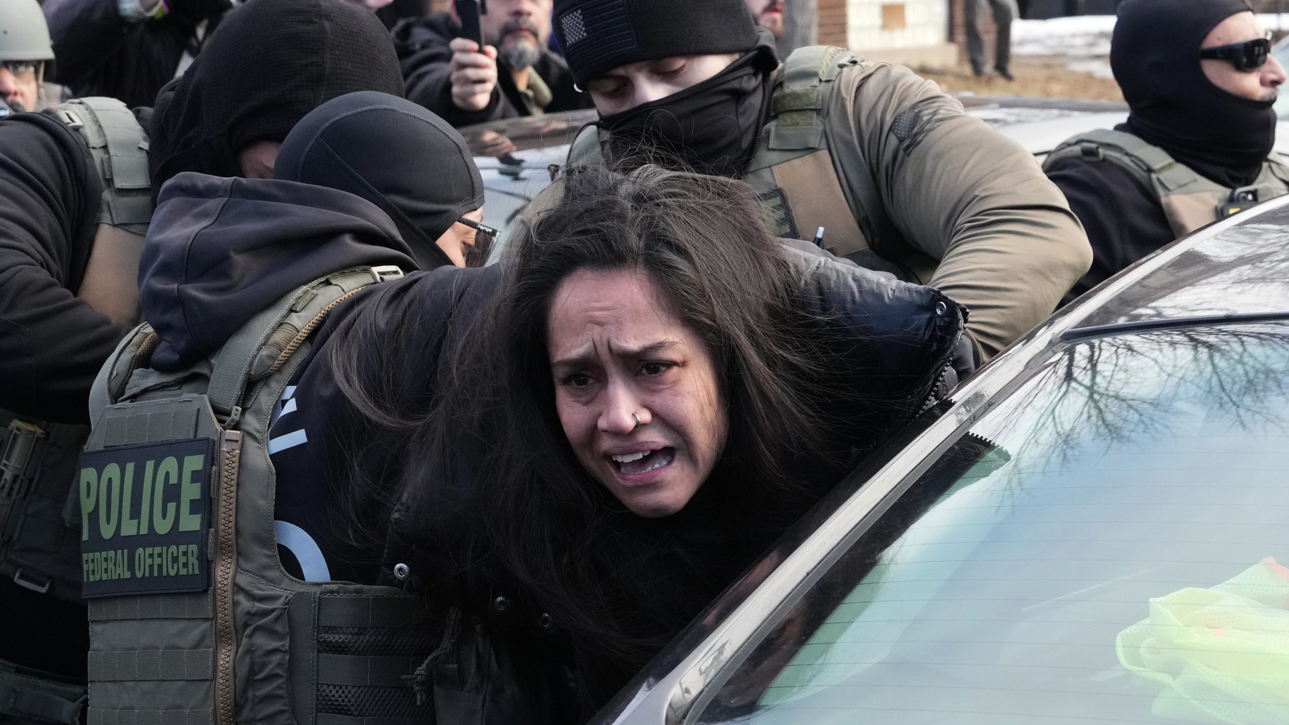 Μινεάπολη: Ομοσπονδιακοί πράκτορες τραβούν βίαια γυναίκα από το αυτοκίνητό της – Δείτε βίντεο