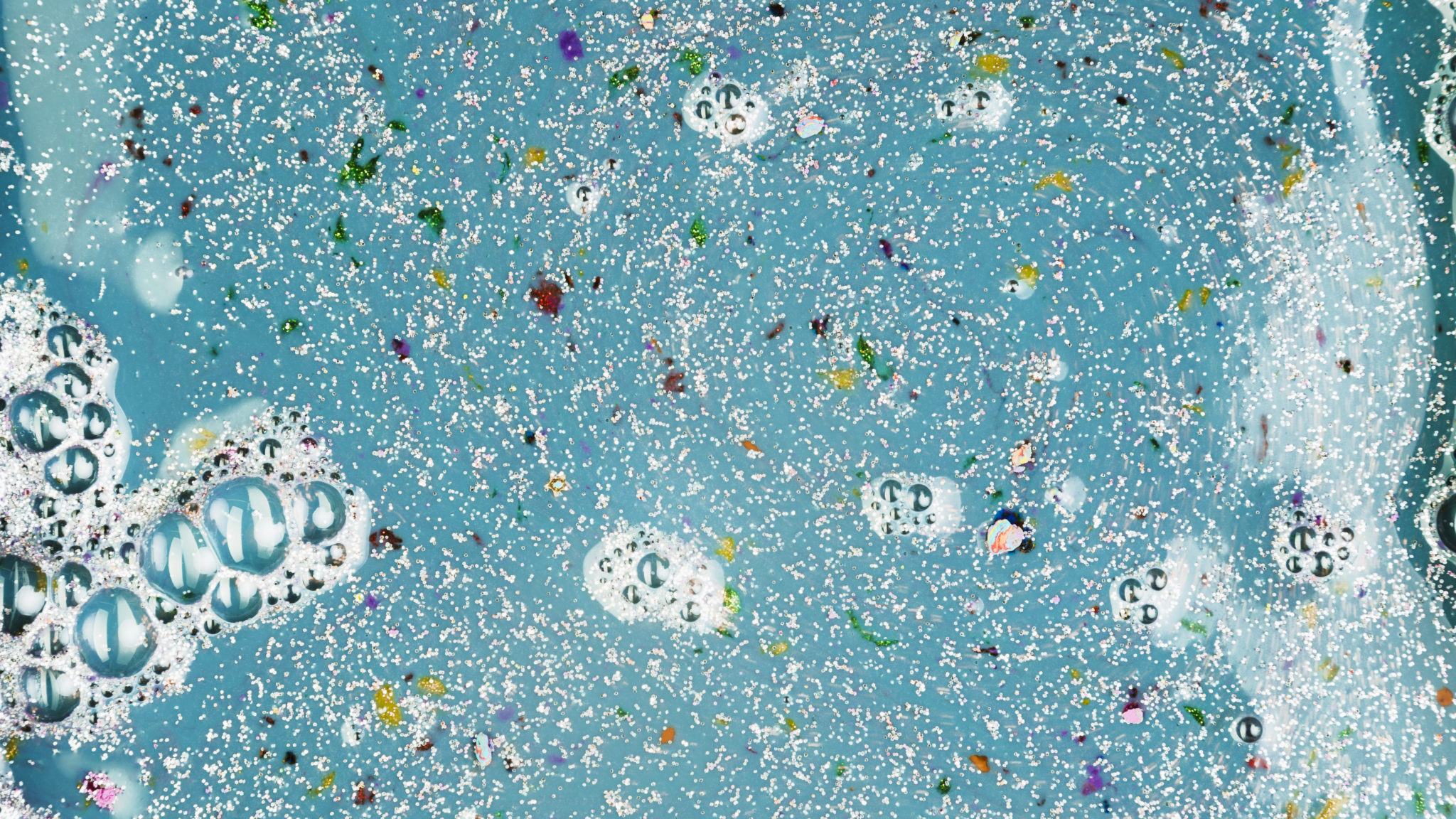 Επιστήμονες ανακαλύπτουν ένα «κρυφό σύννεφο» πλαστικού πάνω από τις πόλεις. Φωτογραφία: Freepik