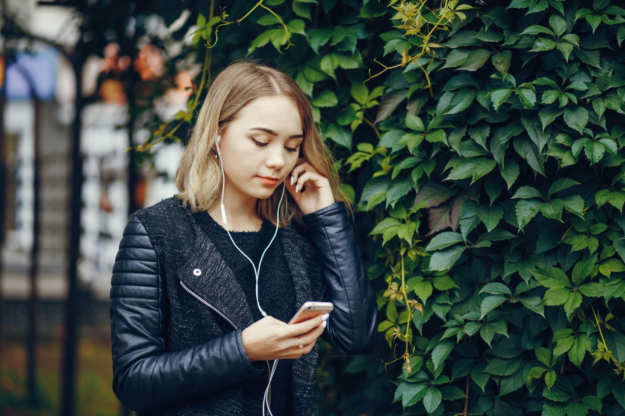 Ακουστικά: Οι πιθανοί κίνδυνοι για την υγεία από την παρατεταμένη χρήση τους, σύμφωνα με μελέτη