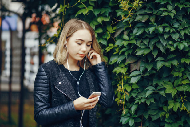 Ακουστικά: Οι πιθανοί κίνδυνοι για την υγεία από την παρατεταμένη χρήση τους, σύμφωνα με μελέτη