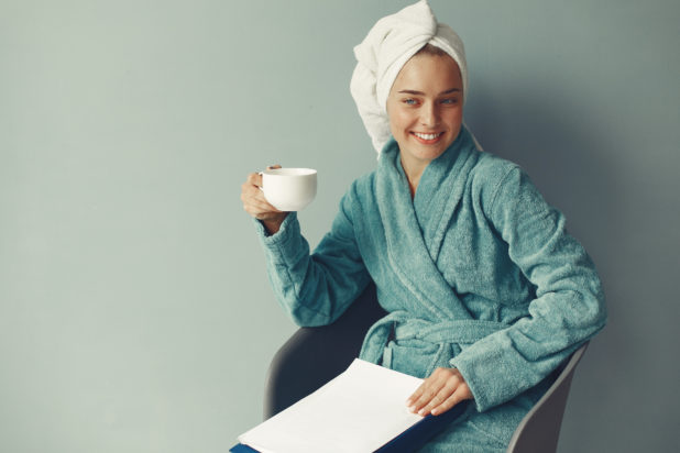 Ύπνος: Η πρωινή ρουτίνα που πρέπει να ακολουθήσετε για να «παραμείνετε νέοι», σύμφωνα με γιατρό