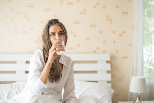 Ύπνος: Ειδικός προτείνει να προσθέσετε ένα μπαχαρικό στο νερό σας για να κοιμηθείτε καλά