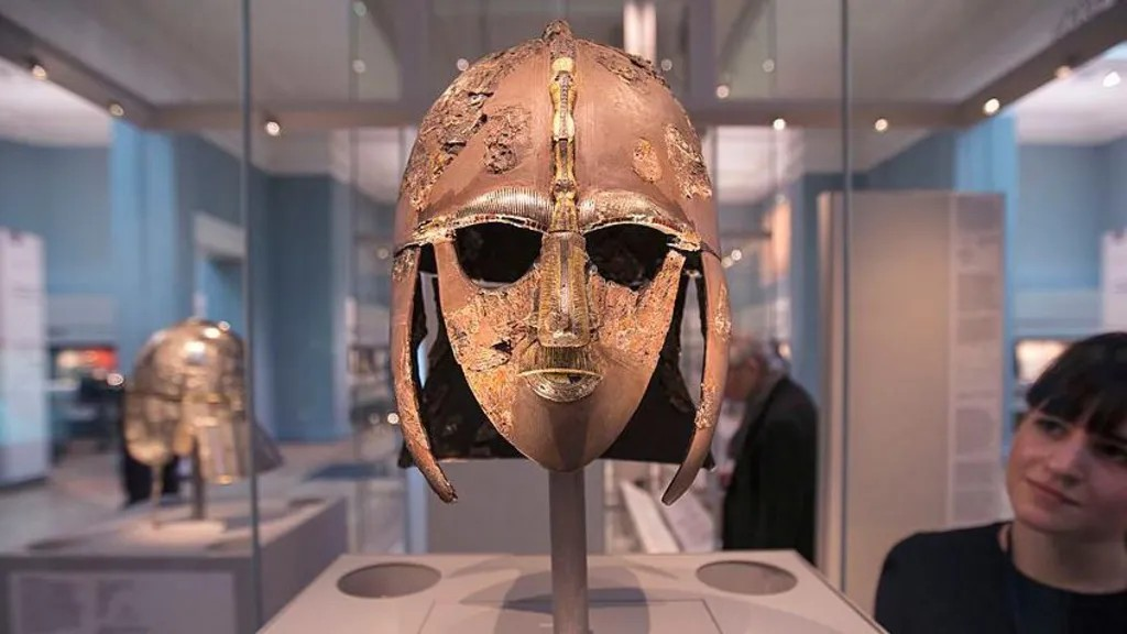 Η ταφή σε πλοίο στο Σάτον Χου (Sutton Hoo), η οποία είναι διάσημη για ευρήματα όπως αυτό το κράνος, ανήκει στην ίδια εποχή με την ταφή στο Σάιζγουελ (Sizewell). Φωτογραφία: BBC 